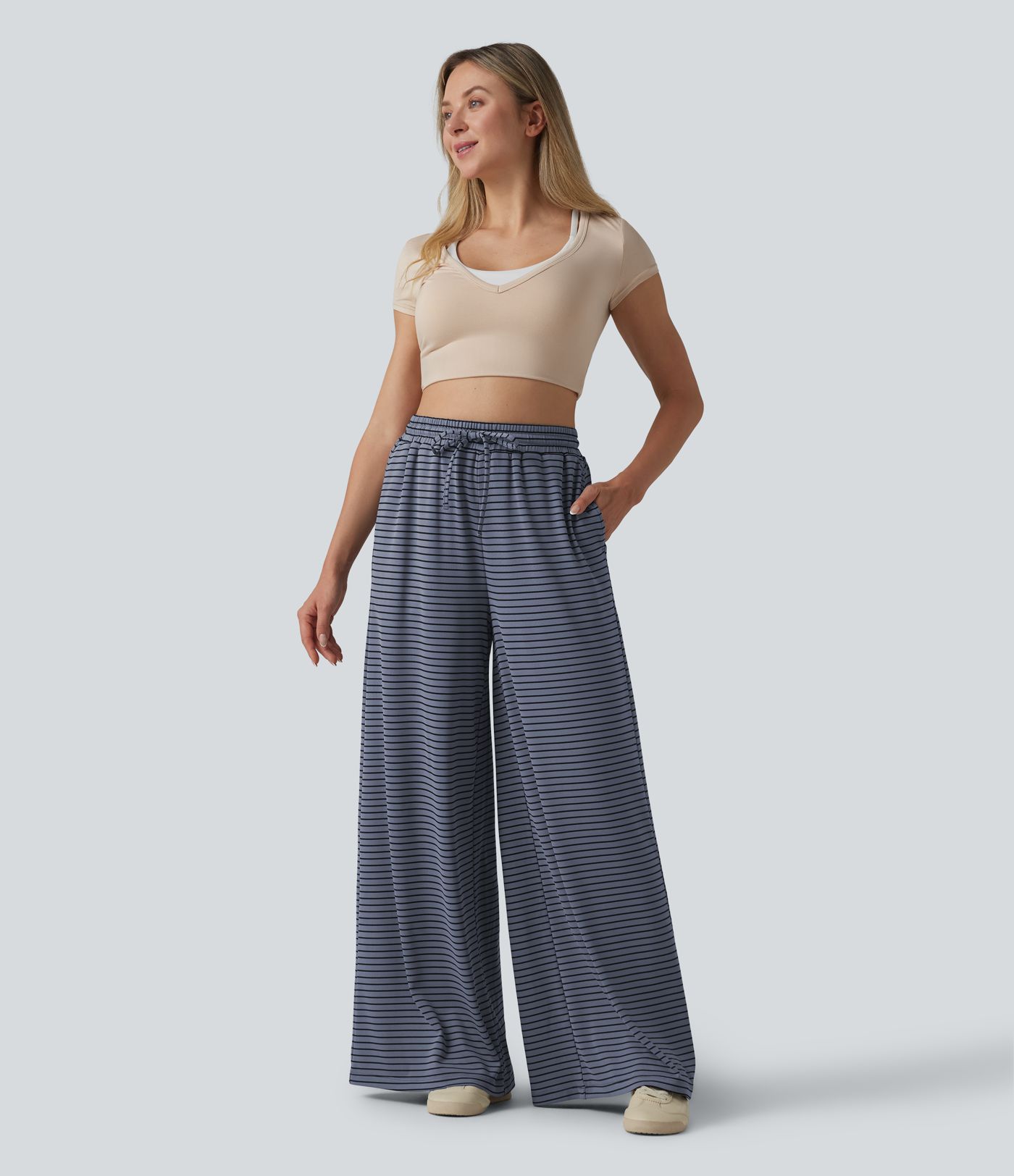 Lässige Baggy-Hose aus geripptem Strick mit hohem Bund, mehreren Taschen, Kordelzug und Streifen