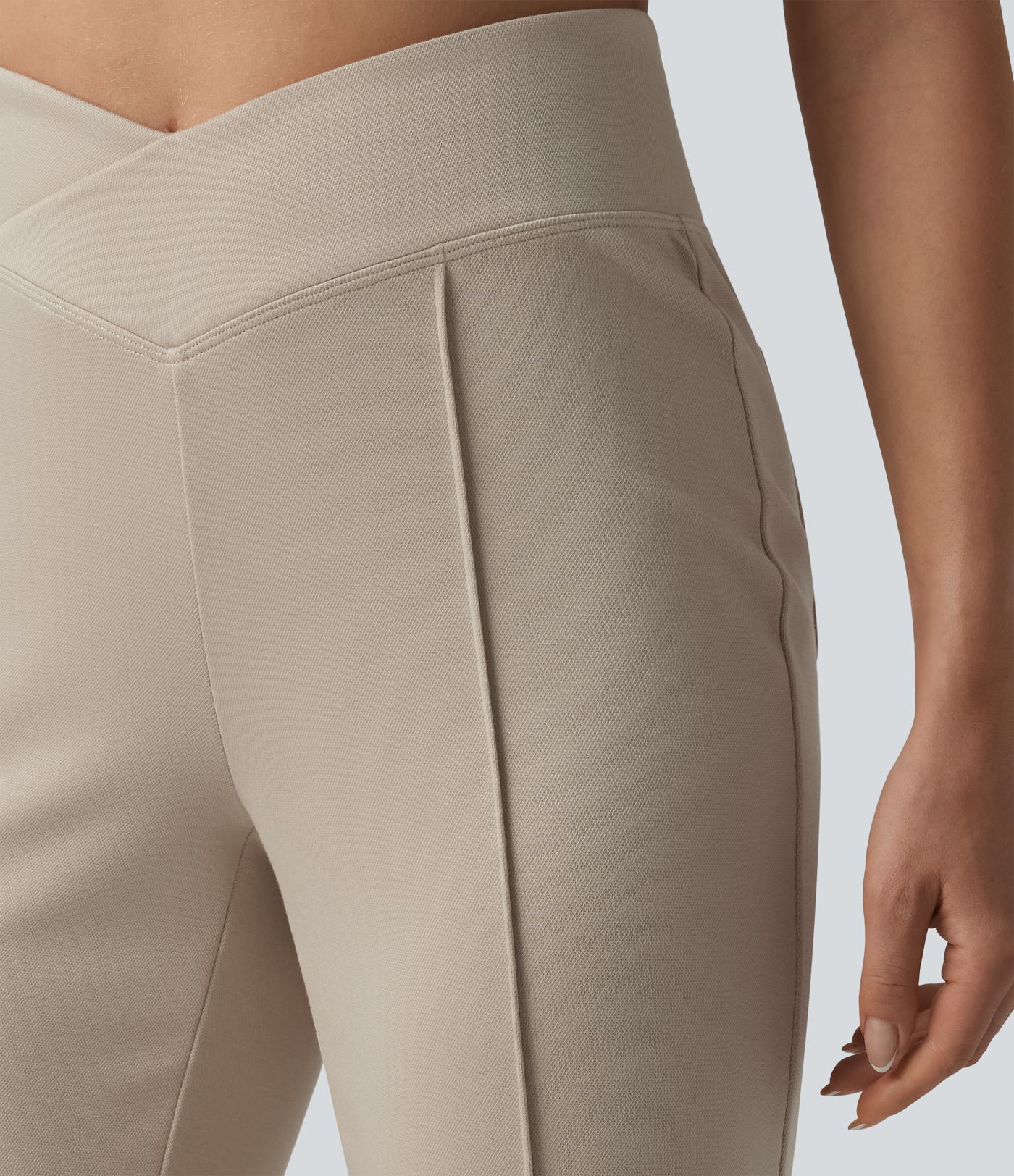 SpacerTek™ - Lässige Flare-Hose mit hohem Crossover-Bund und Gesäßtaschen