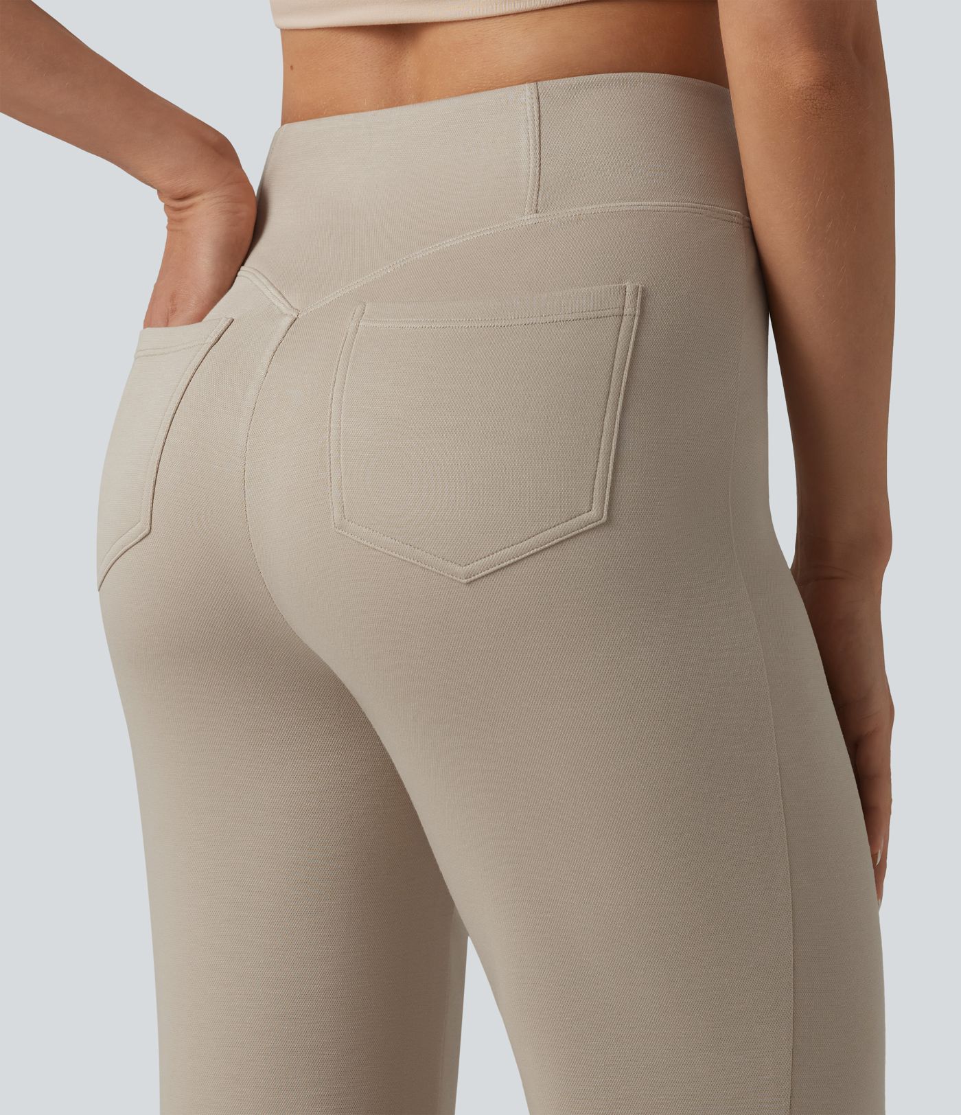 SpacerTek™ - Lässige Flare-Hose mit hohem Crossover-Bund und Gesäßtaschen
