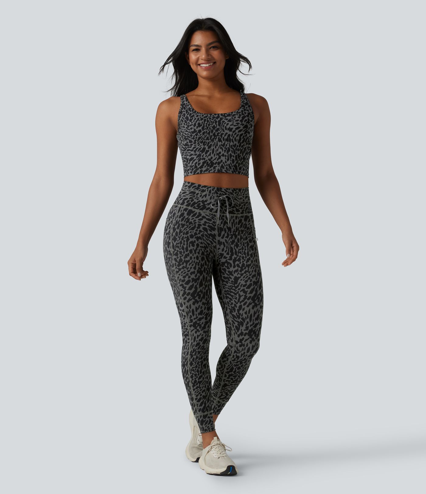 Halara UltraSculpt™ - Verkürztes Yoga-Tanktop mit U-Ausschnitt, integriertem BH, Leopardenmuster und Cut-Out-Design