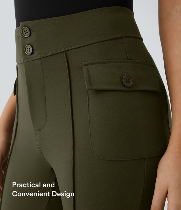 Pantalón cargo acampanado de tiro alto con bolsillos y botones