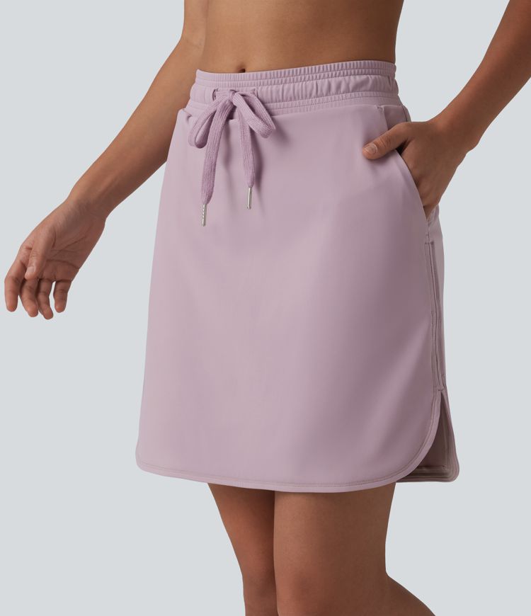 Jupe mini sport 2 en 1 Softlyzero™ Airy : taille mi-haute, poches latérales, cordon de serrage, tissu frais au toucher et ourlet arrondi.