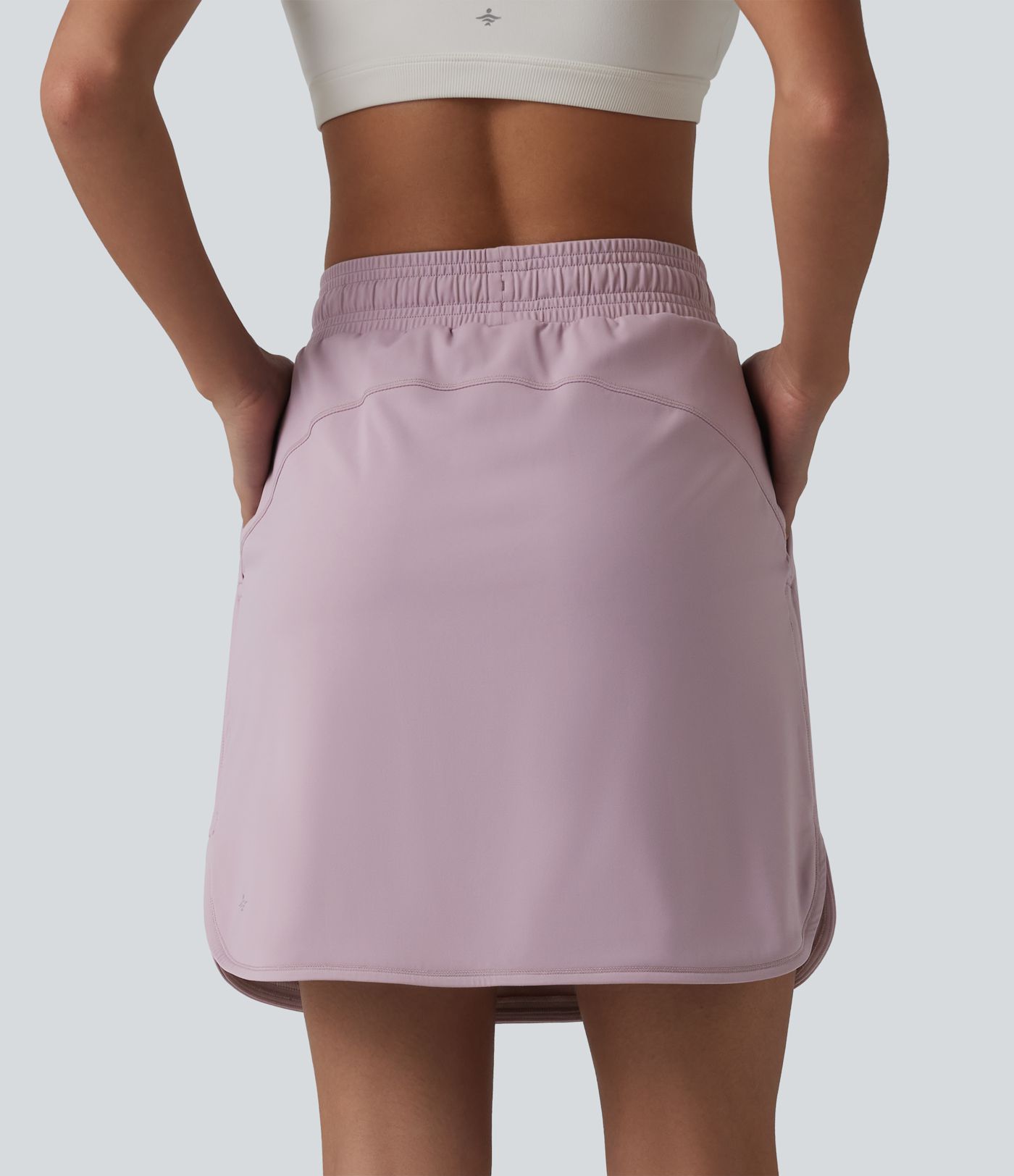 Jupe mini sport 2 en 1 Softlyzero™ Airy : taille mi-haute, poches latérales, cordon de serrage, tissu frais au toucher et ourlet arrondi.