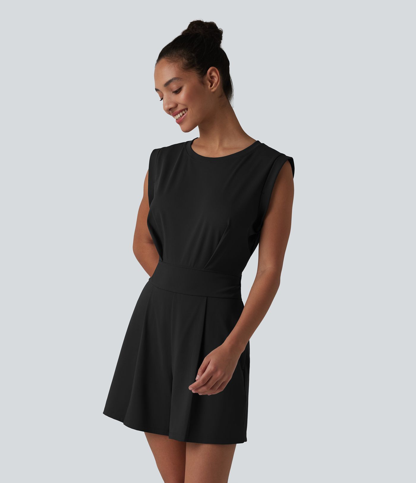 SoftlyZero™ QuickDry mono corto de yoga con escote redondo, sin mangas, apertura en forma de ojo de cerradura y bolsillos — Edición Easy Peezy