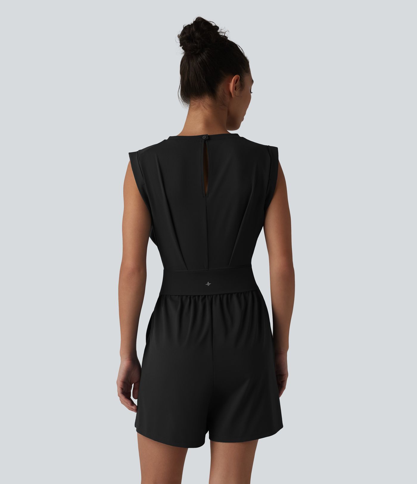 SoftlyZero™ QuickDry mono corto de yoga con escote redondo, sin mangas, apertura en forma de ojo de cerradura y bolsillos — Edición Easy Peezy