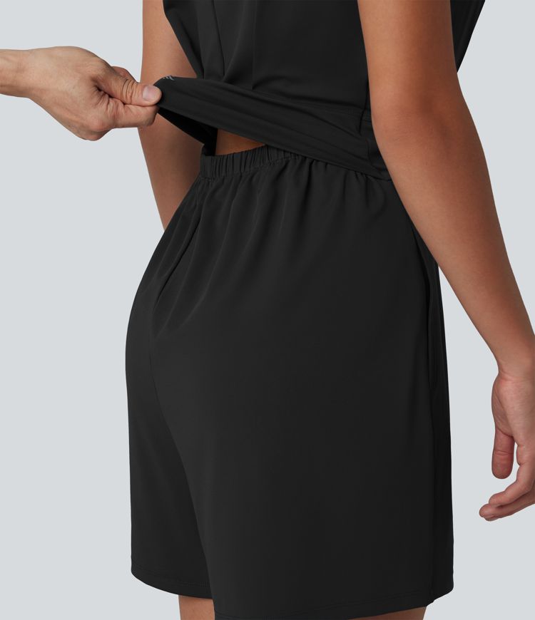 SoftlyZero™ QuickDry mono corto de yoga con escote redondo, sin mangas, apertura en forma de ojo de cerradura y bolsillos — Edición Easy Peezy