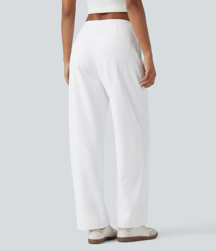 Asymmetrische, mittelhoch sitzende, lässig geschnittene, schmal zulaufende Hose mit Taschen