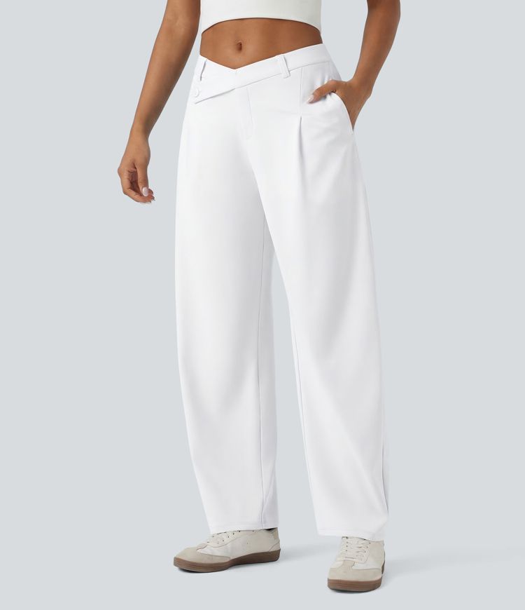 Asymmetrische, mittelhoch sitzende, lässig geschnittene, schmal zulaufende Hose mit Taschen