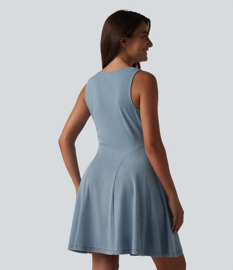 Halara Flex™ - Ausgestelltes, ärmelloses Minikleid aus verwaschenem Lyocell-Denim mit V-Ausschnitt