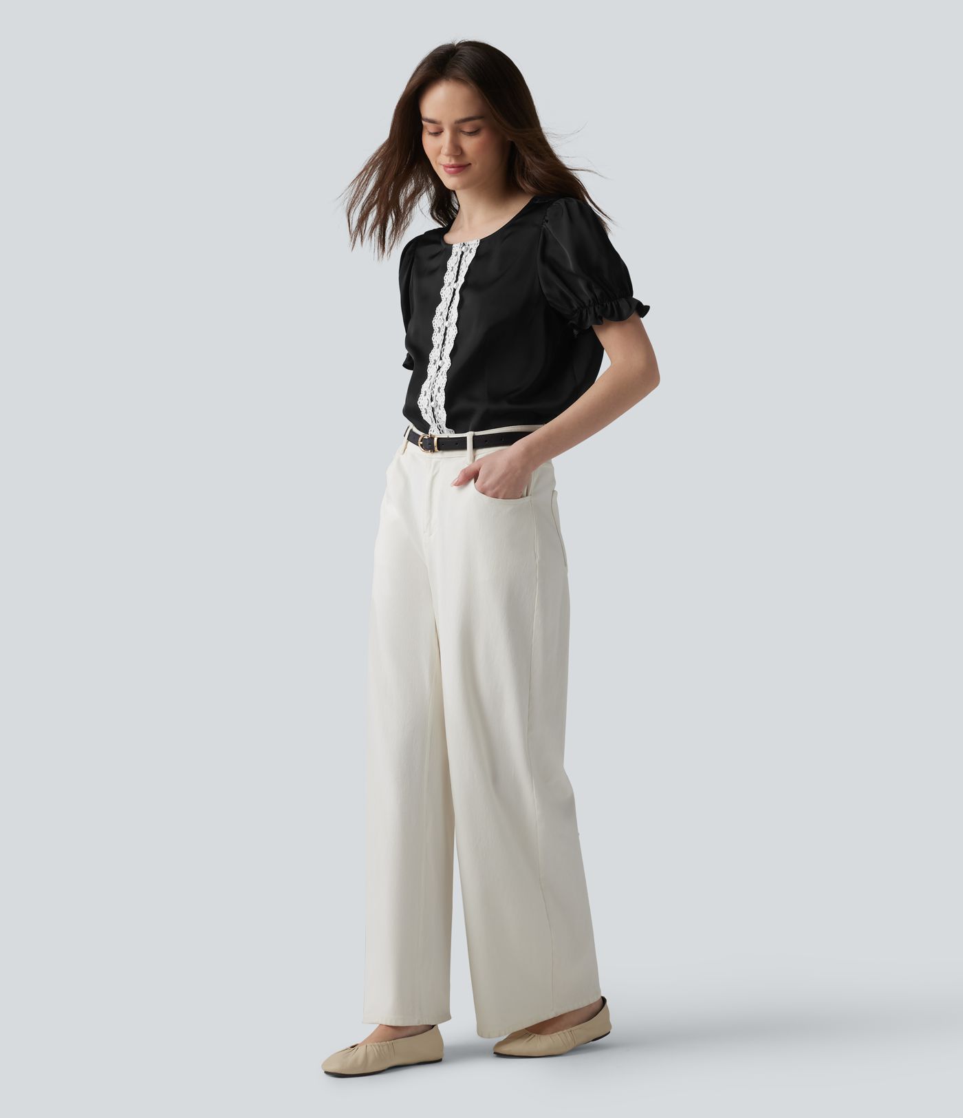 Lässige Bluse mit Rundhalsausschnitt, kurzen Puffärmeln und Kontrastspitze