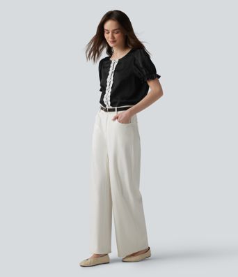 Lässige Bluse mit Rundhalsausschnitt, kurzen Puffärmeln und Kontrastspitze
