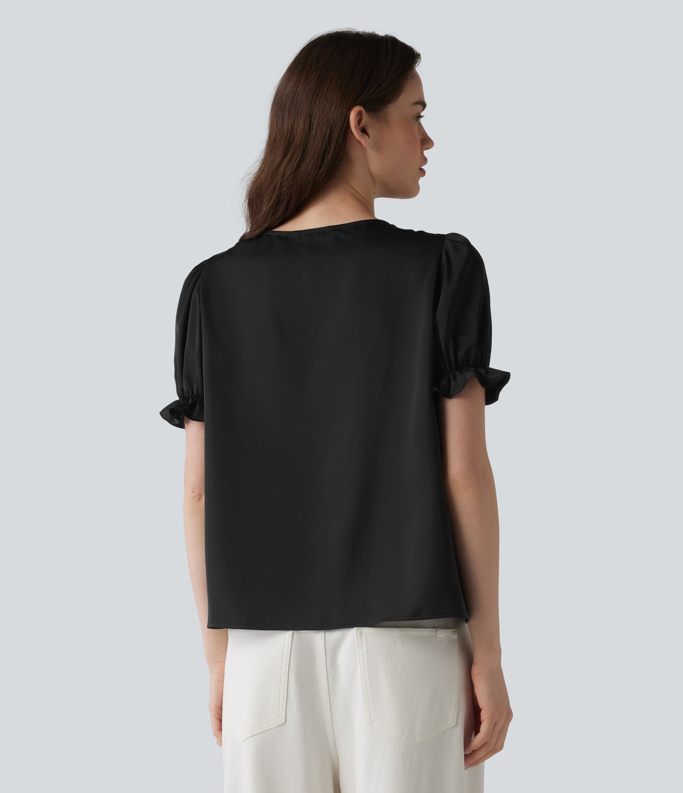 Lässige Bluse mit Rundhalsausschnitt, kurzen Puffärmeln und Kontrastspitze