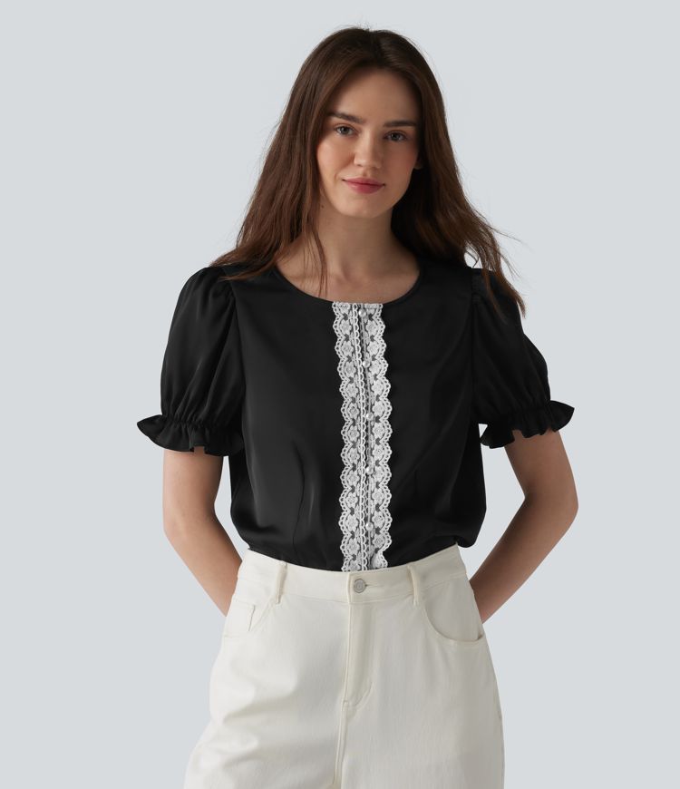 Lässige Bluse mit Rundhalsausschnitt, kurzen Puffärmeln und Kontrastspitze