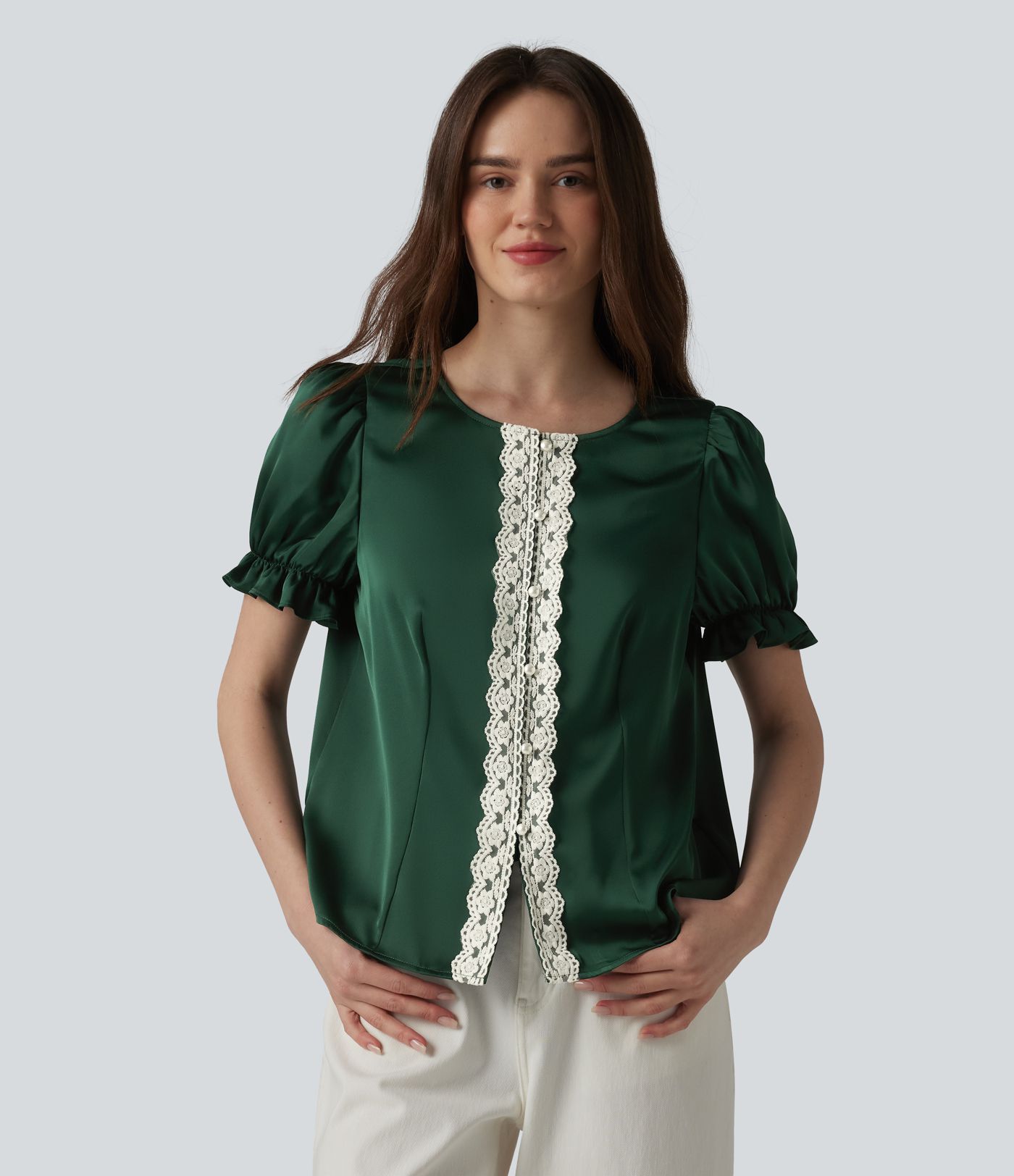 Rund hals, pufærmet, korte ærmer, afslappet bluse i kontrastblonder