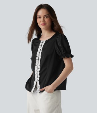 Lässige Bluse mit Rundhalsausschnitt, kurzen Puffärmeln und Kontrastspitze