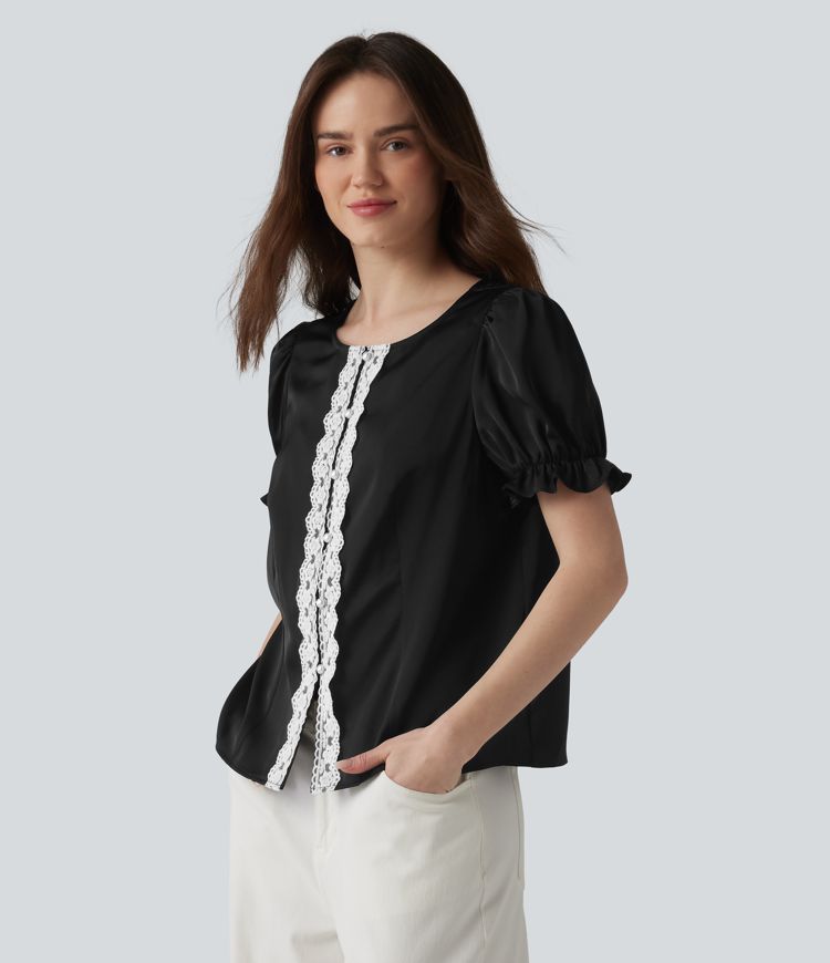 Lässige Bluse mit Rundhalsausschnitt, kurzen Puffärmeln und Kontrastspitze