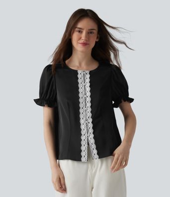 Lässige Bluse mit Rundhalsausschnitt, kurzen Puffärmeln und Kontrastspitze