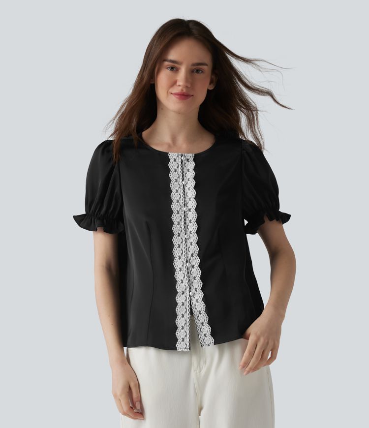 Lässige Bluse mit Rundhalsausschnitt, kurzen Puffärmeln und Kontrastspitze