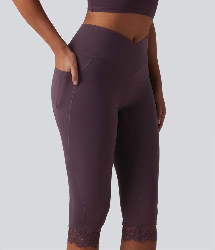 SoftlyZero™ Leggings im Pedal-Pusher-Stil mit überkreuztem, hochgeschnittenem Bund, kontrastierender Spitze und Taschen - UPF50+