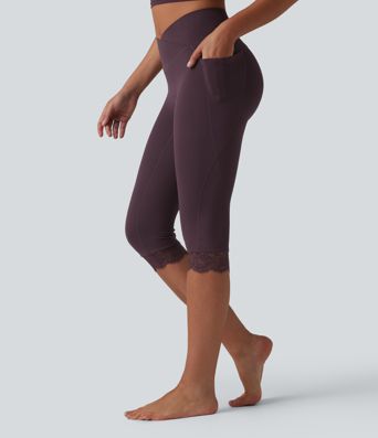 SoftlyZero™ Leggings im Pedal-Pusher-Stil mit überkreuztem, hochgeschnittenem Bund, kontrastierender Spitze und Taschen - UPF50+