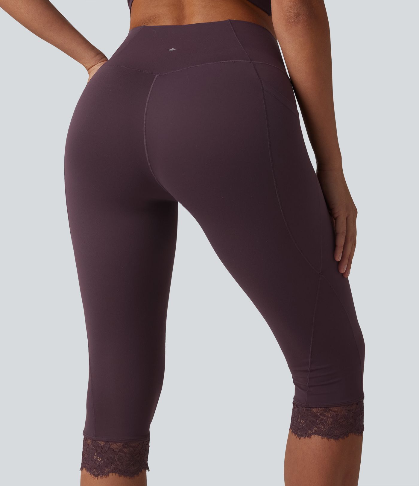 SoftlyZero™ Leggings im Pedal-Pusher-Stil mit überkreuztem, hochgeschnittenem Bund, kontrastierender Spitze und Taschen - UPF50+