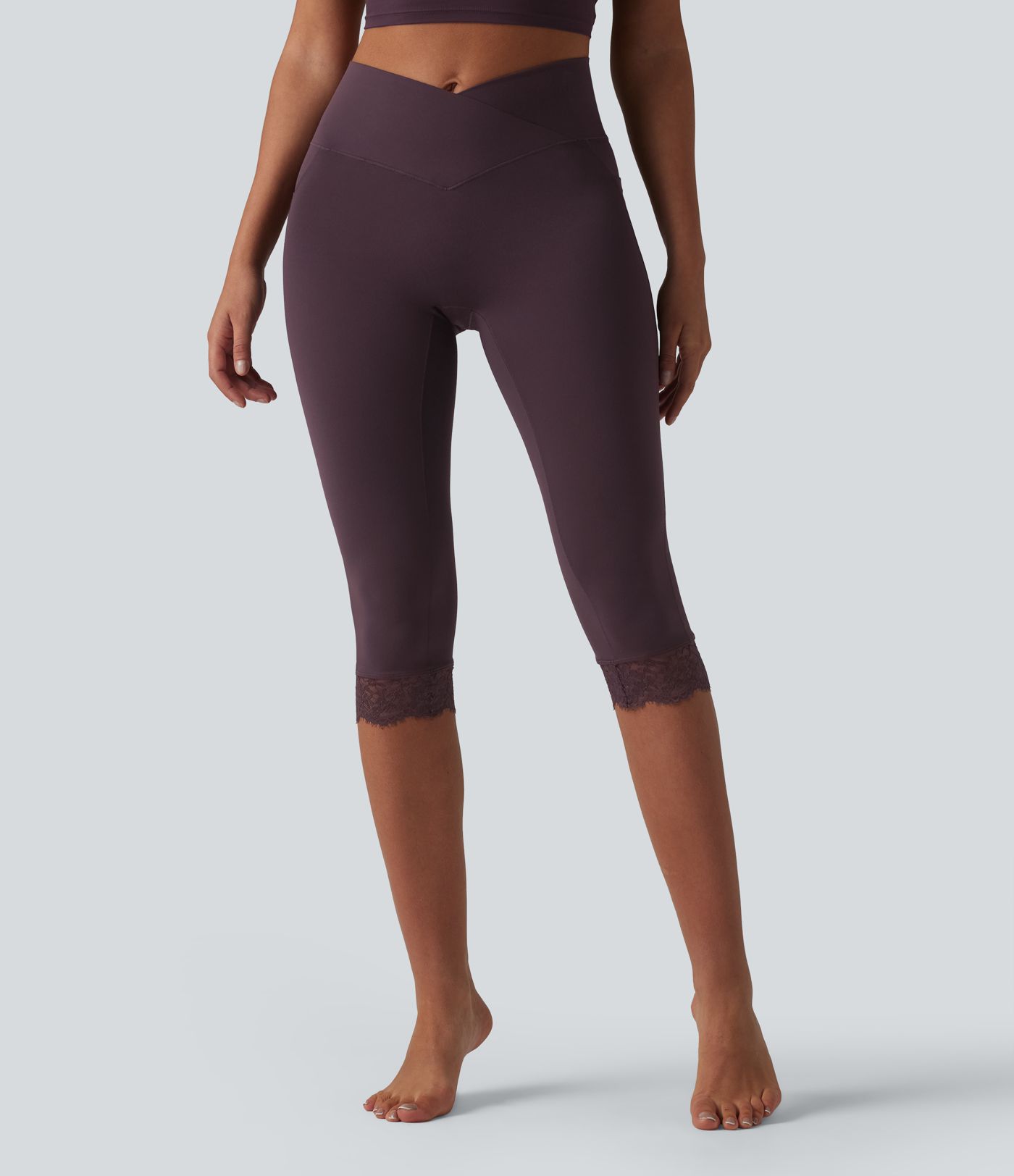 SoftlyZero™ Leggings im Pedal-Pusher-Stil mit überkreuztem, hochgeschnittenem Bund, kontrastierender Spitze und Taschen - UPF50+