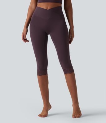SoftlyZero™ Leggings im Pedal-Pusher-Stil mit überkreuztem, hochgeschnittenem Bund, kontrastierender Spitze und Taschen - UPF50+