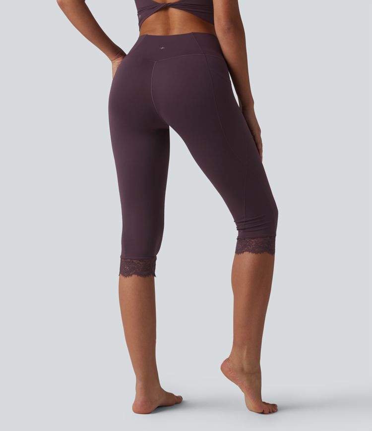 SoftlyZero™ Leggings im Pedal-Pusher-Stil mit überkreuztem, hochgeschnittenem Bund, kontrastierender Spitze und Taschen - UPF50+