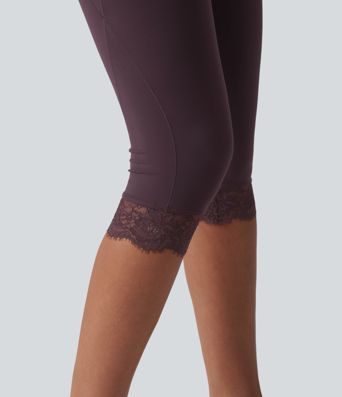 SoftlyZero™ Leggings im Pedal-Pusher-Stil mit überkreuztem, hochgeschnittenem Bund, kontrastierender Spitze und Taschen - UPF50+