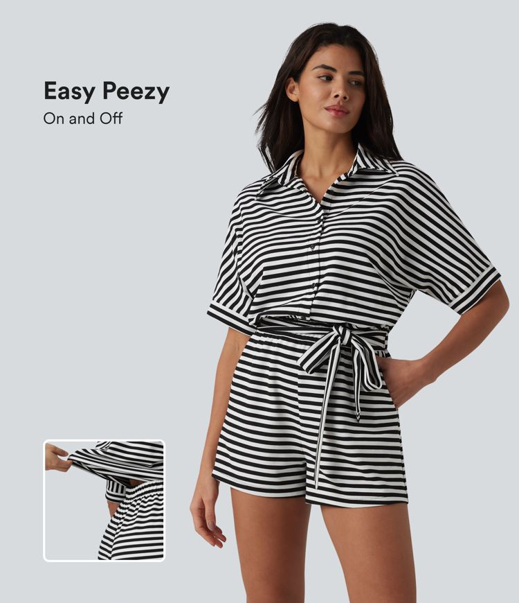 Combinaison-short casual en tissu gaufré rayé à manches mi-longues avec ceinture et poches — Easy Peasy Combinaison-short casual en tissu gaufré rayé à manches mi-longues avec ceinture et poches — Easy Peasy