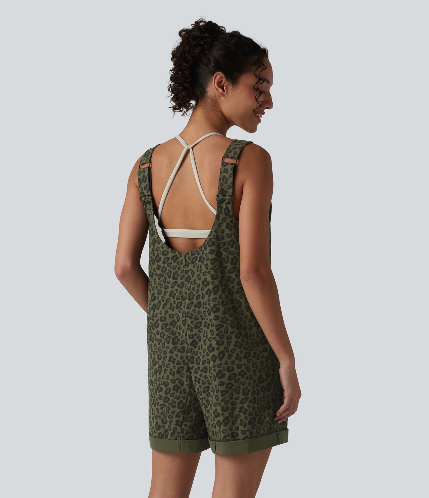 Lässiger, kurzer Overall mit Seitentaschen, verstellbaren Trägern, Leopardenmuster und umgeschlagenem Saum