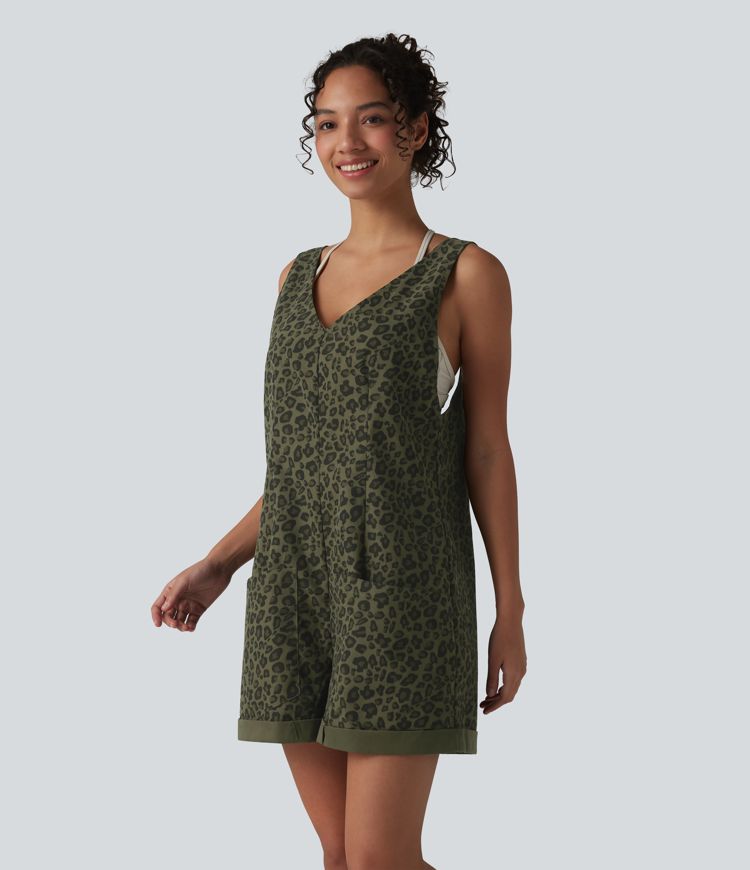 Lässiger, kurzer Overall mit Seitentaschen, verstellbaren Trägern, Leopardenmuster und umgeschlagenem Saum