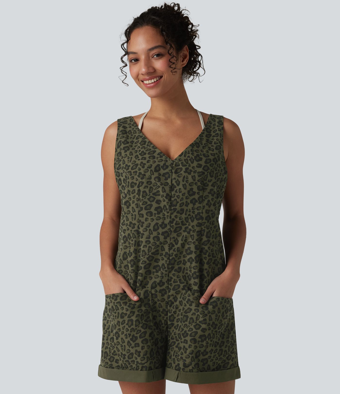 Lässiger, kurzer Overall mit Seitentaschen, verstellbaren Trägern, Leopardenmuster und umgeschlagenem Saum