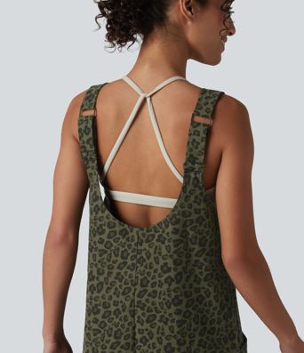 Lässiger, kurzer Overall mit Seitentaschen, verstellbaren Trägern, Leopardenmuster und umgeschlagenem Saum