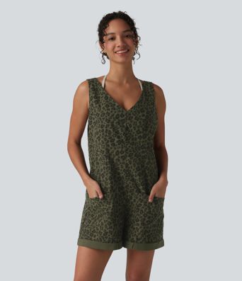 Lässiger, kurzer Overall mit Seitentaschen, verstellbaren Trägern, Leopardenmuster und umgeschlagenem Saum