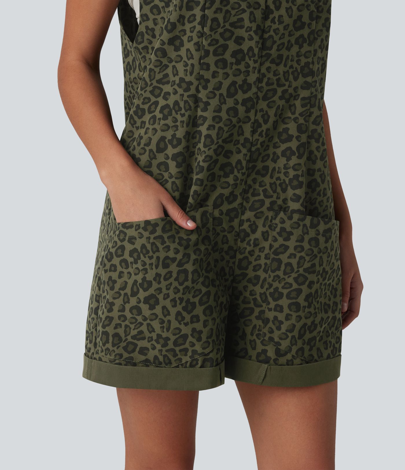 Lässiger, kurzer Overall mit Seitentaschen, verstellbaren Trägern, Leopardenmuster und umgeschlagenem Saum