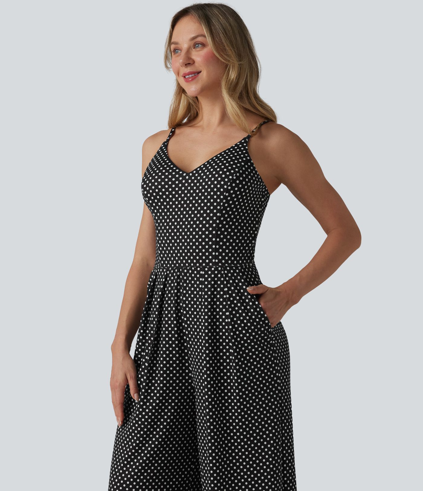 Jumpsuit mit V-Ausschnitt, Seitentaschen und Polka-Dots - Easy Peezy Edition Jumpsuit mit V-Ausschnitt, Seitentaschen und Polka-Dots - Easy Peezy Edition