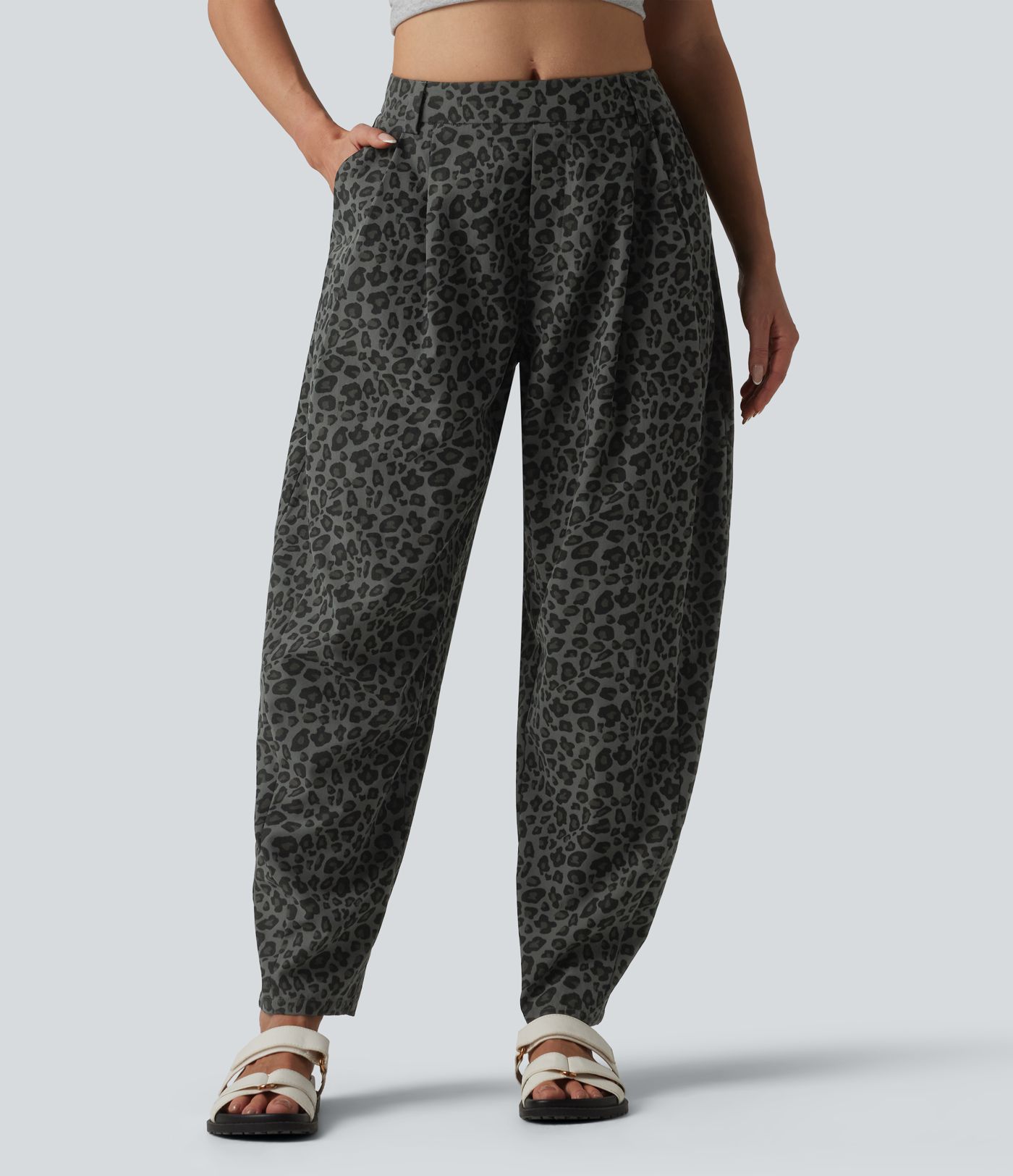 Spodnie casualowe z kieszeniami i średnim stanem, nadrukiem w panterkę