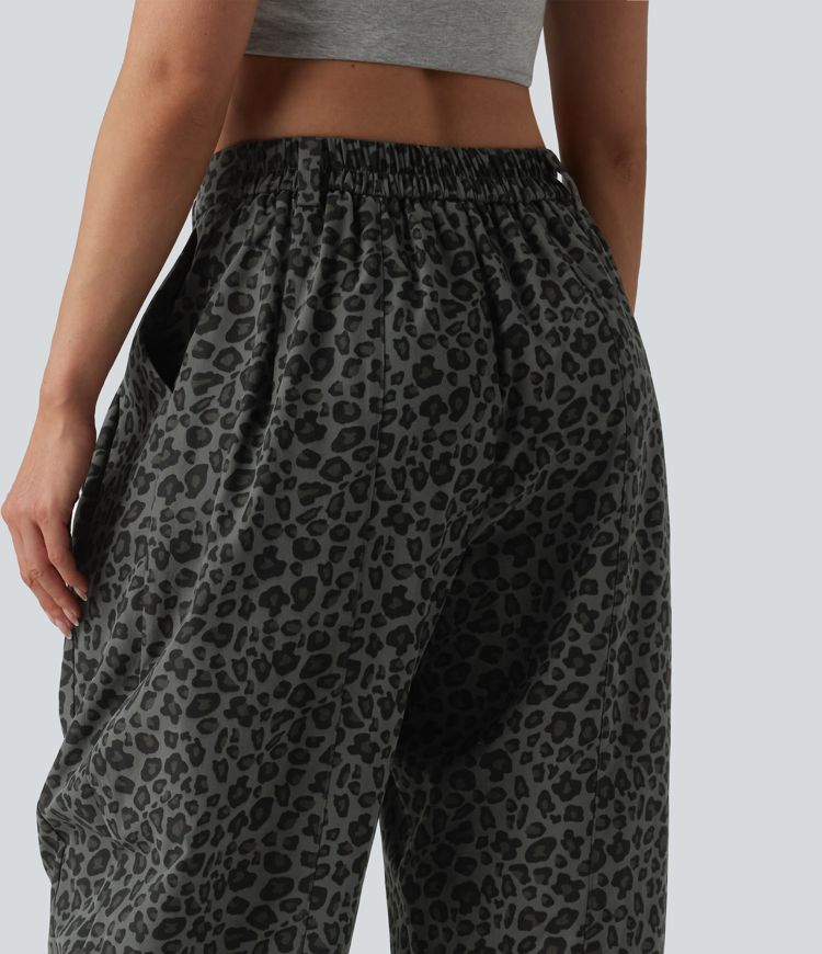 Spodnie casualowe z kieszeniami i średnim stanem, nadrukiem w panterkę