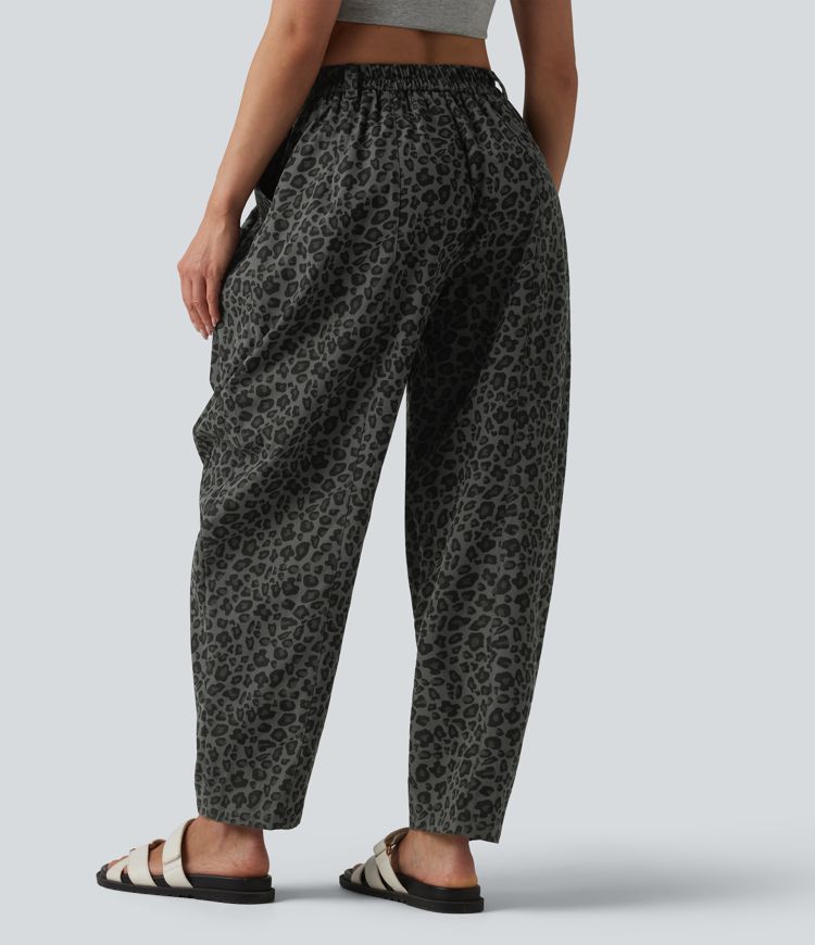 Spodnie casualowe z kieszeniami i średnim stanem, nadrukiem w panterkę