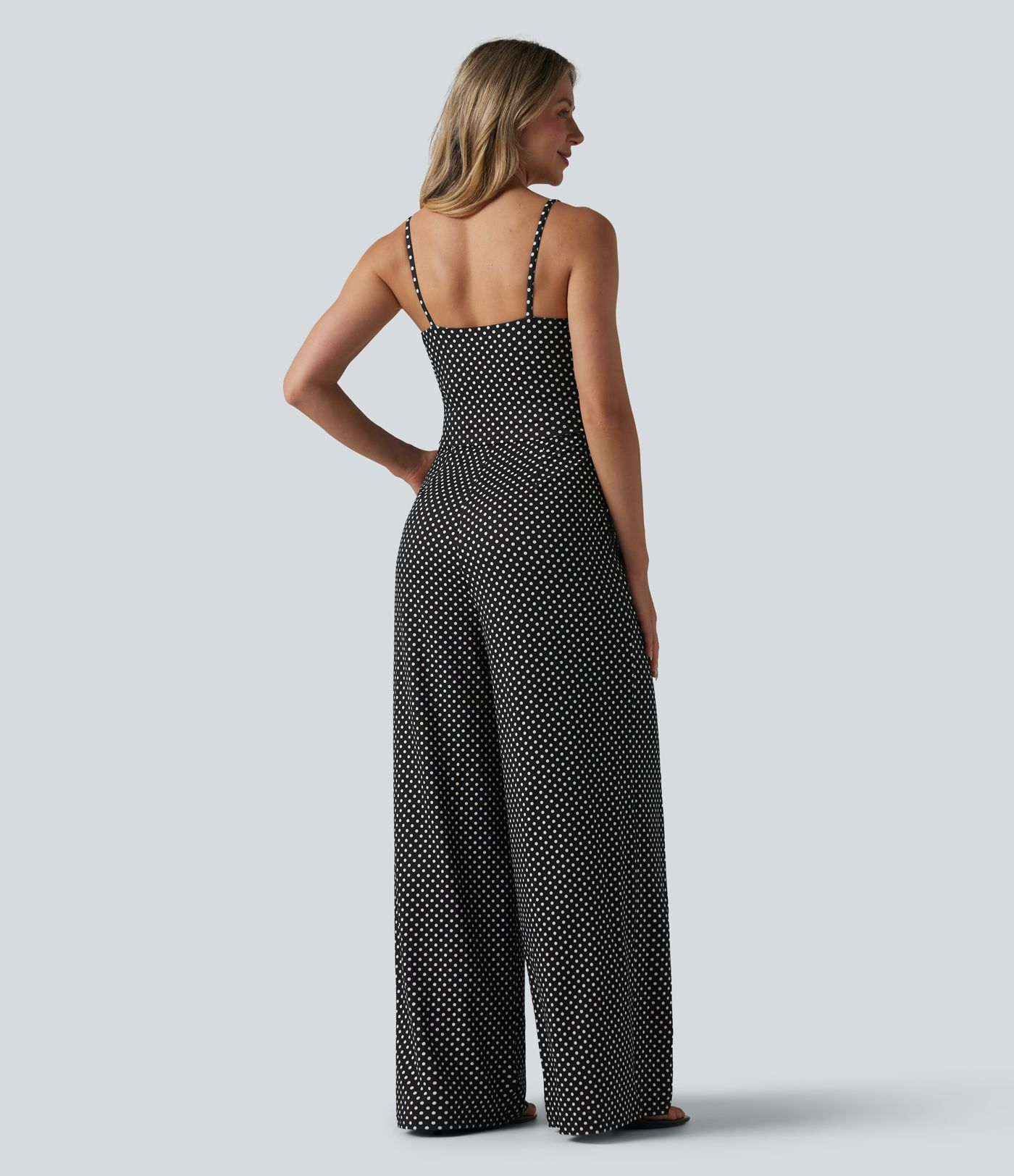 Jumpsuit mit V-Ausschnitt, Seitentaschen und Polka-Dots - Easy Peezy Edition Jumpsuit mit V-Ausschnitt, Seitentaschen und Polka-Dots - Easy Peezy Edition