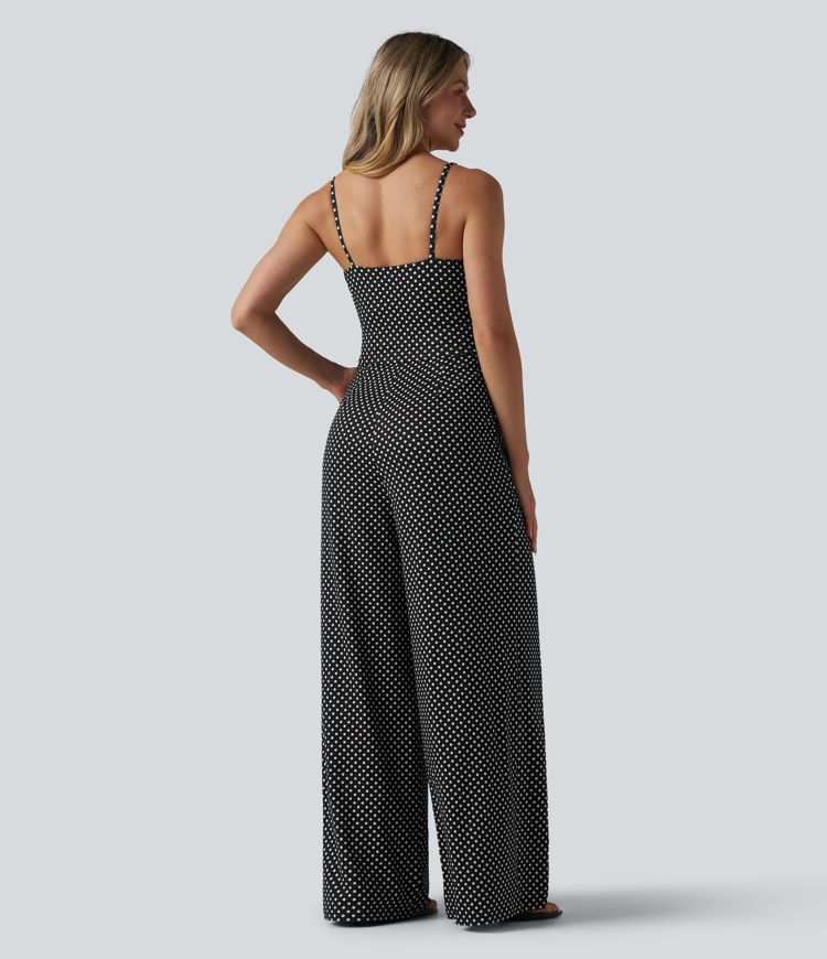Jumpsuit mit V-Ausschnitt, Seitentaschen und Polka-Dots - Easy Peezy Edition Jumpsuit mit V-Ausschnitt, Seitentaschen und Polka-Dots - Easy Peezy Edition