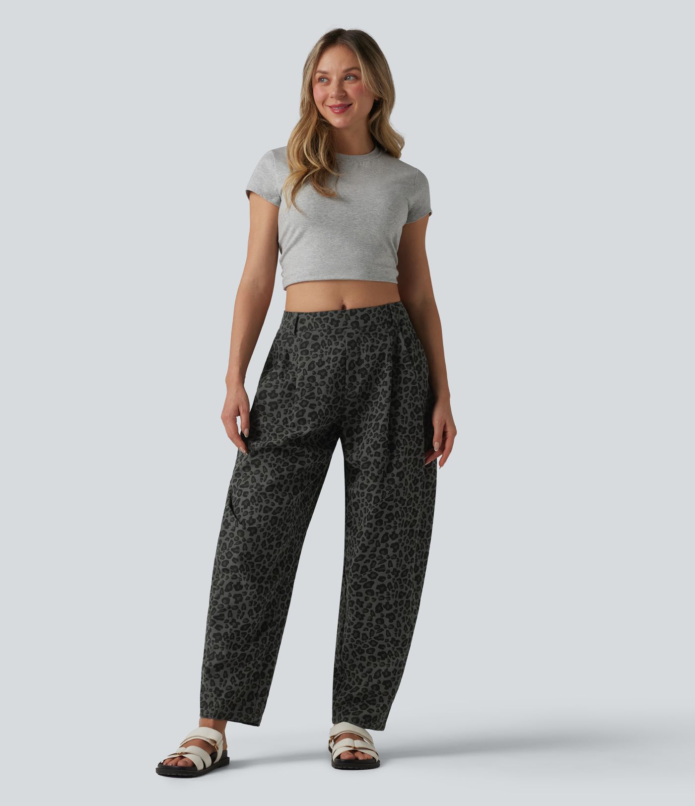 Spodnie casualowe z kieszeniami i średnim stanem, nadrukiem w panterkę