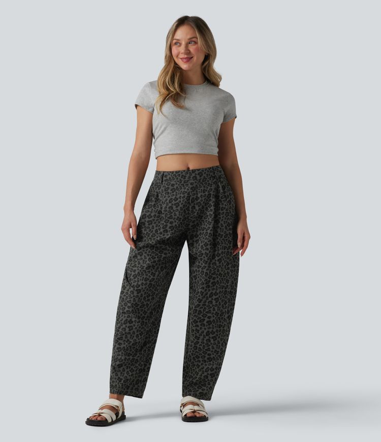 Spodnie casualowe z kieszeniami i średnim stanem, nadrukiem w panterkę