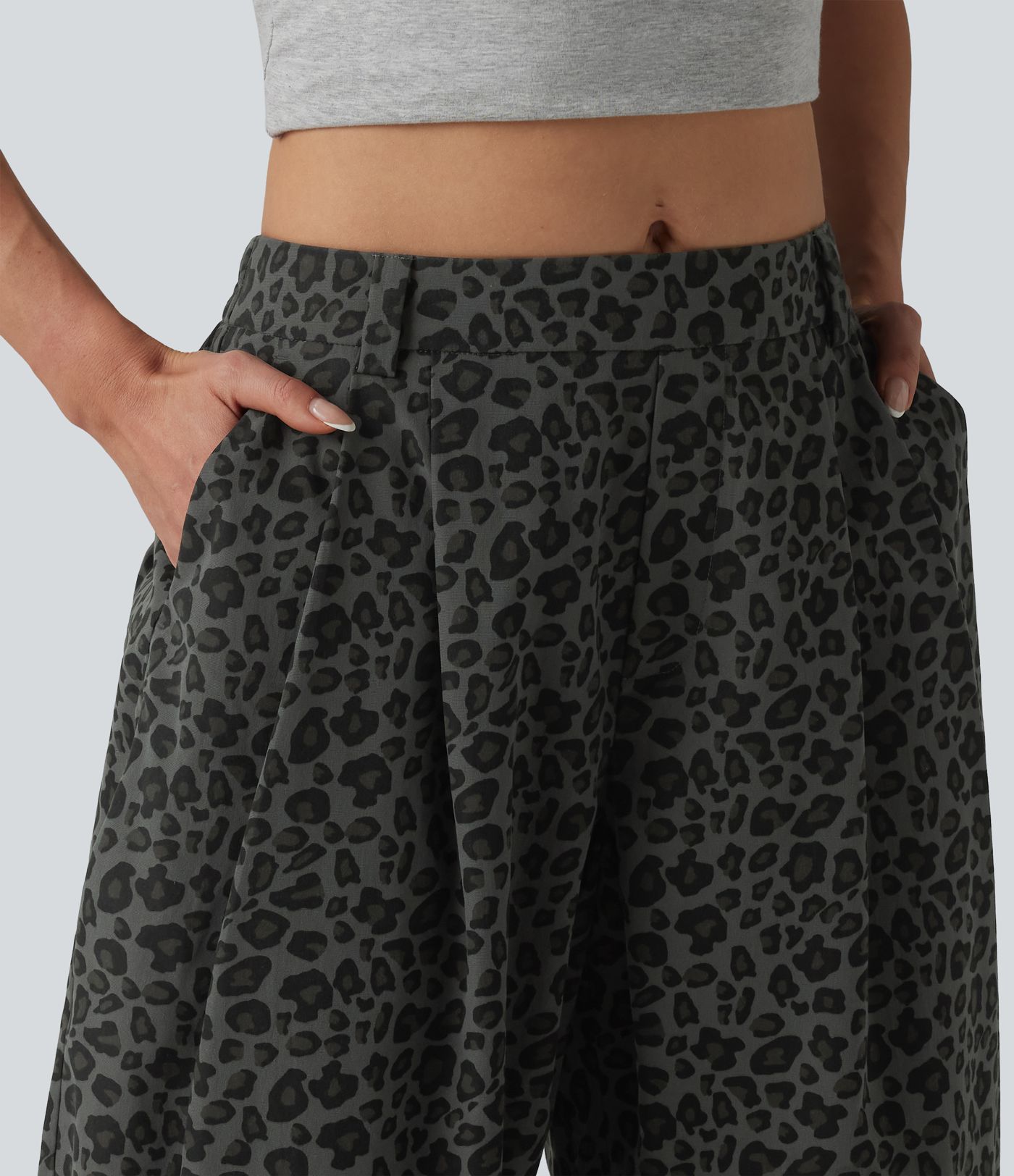 Spodnie casualowe z kieszeniami i średnim stanem, nadrukiem w panterkę