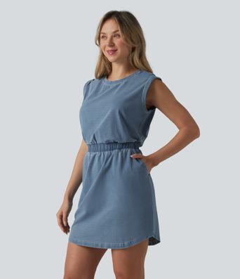 Halara Flex™ Denim Mini-Freizeitkleid mit Rundhalsausschnitt, ärmellos, abgerundetem Saum und Taschen