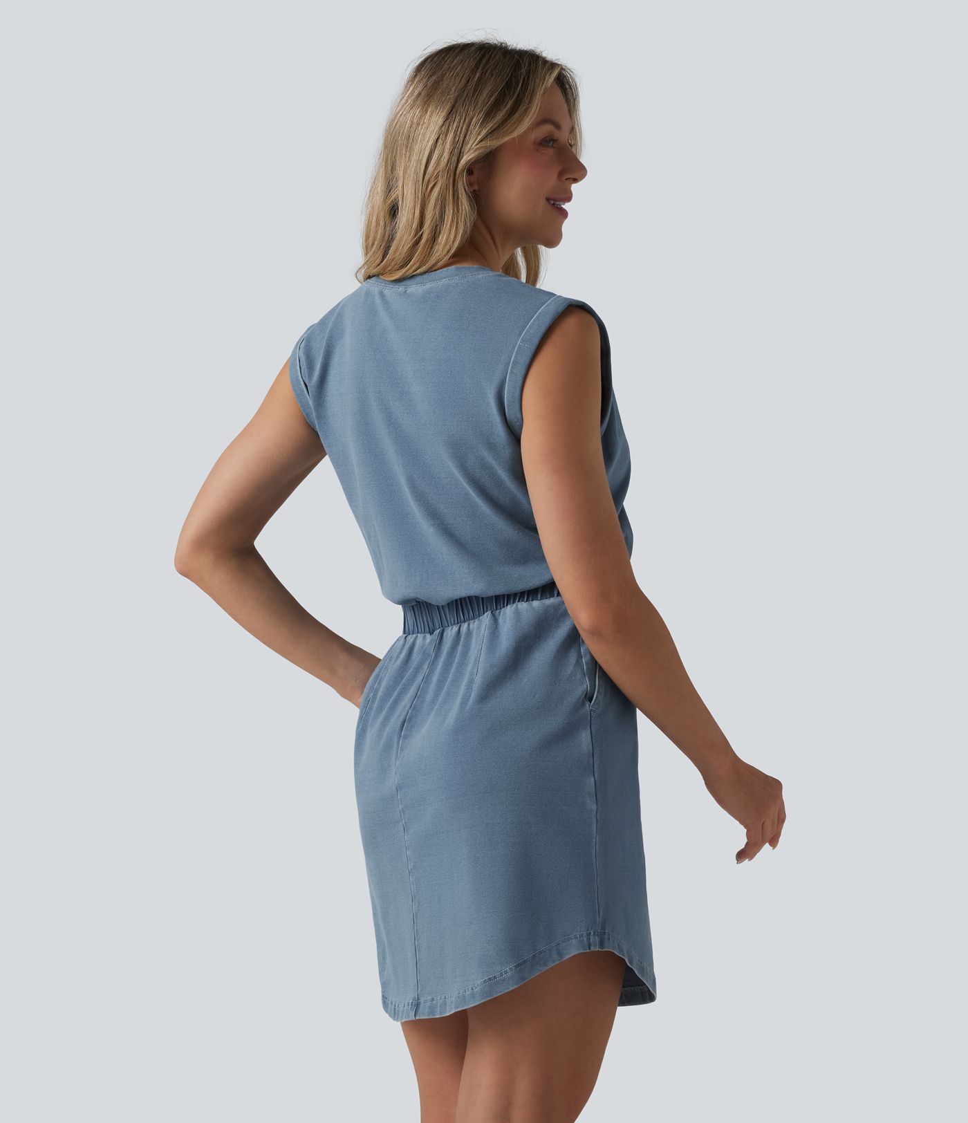 Halara Flex™ Denim Mini-Freizeitkleid mit Rundhalsausschnitt, ärmellos, abgerundetem Saum und Taschen