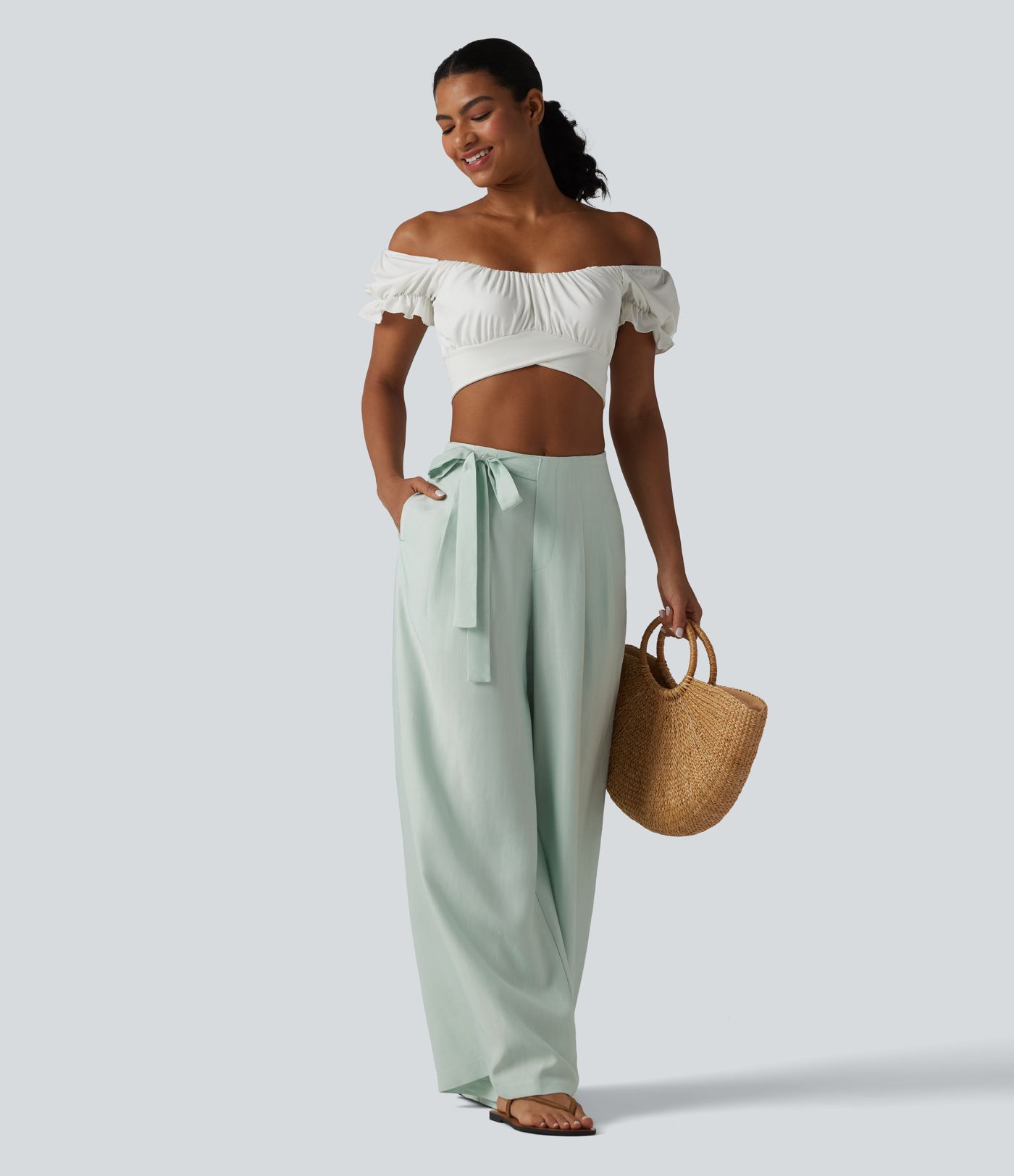 Aukšto liemens, šone surišamomis raišteliais ir laisvo audinio kelnės su kišenėmis