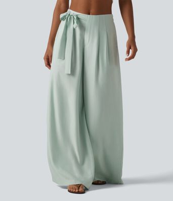 Aukšto liemens, šone surišamomis raišteliais ir laisvo audinio kelnės su kišenėmis