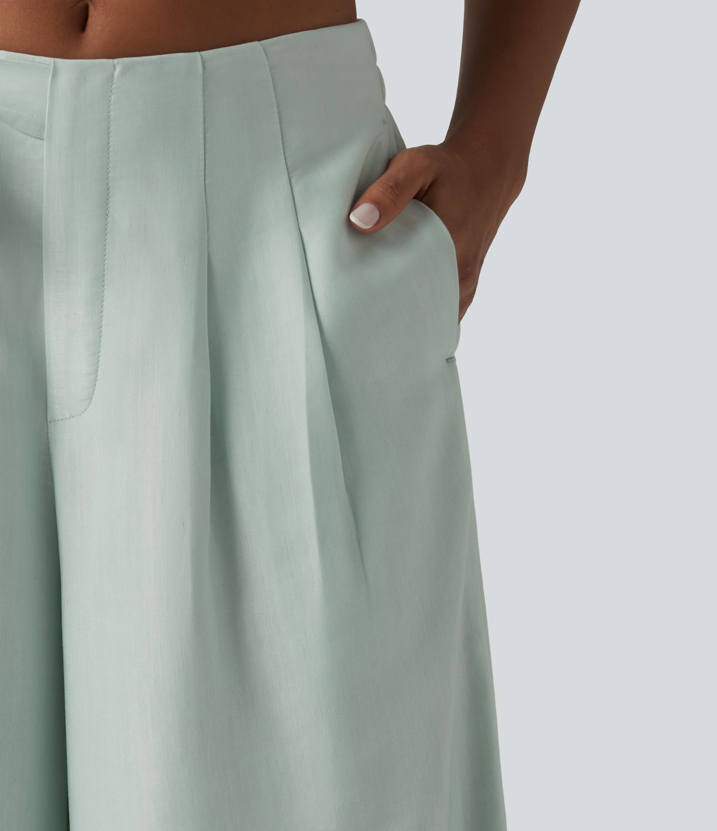 Aukšto liemens, šone surišamomis raišteliais ir laisvo audinio kelnės su kišenėmis